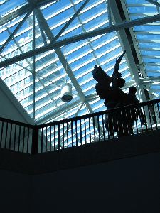 En dessous de la salle, on entrevoit par le puits de jour le gratte-ciel voisin.