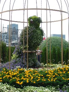 La l&eacute;gende dit que des diamants sortaient de son bec lorsqu'il chantait.