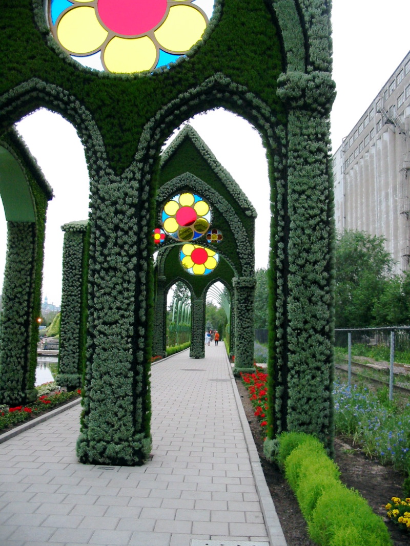 Plus loin dans l'all&eacute;e.