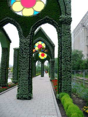 Plus loin dans l'all&eacute;e.