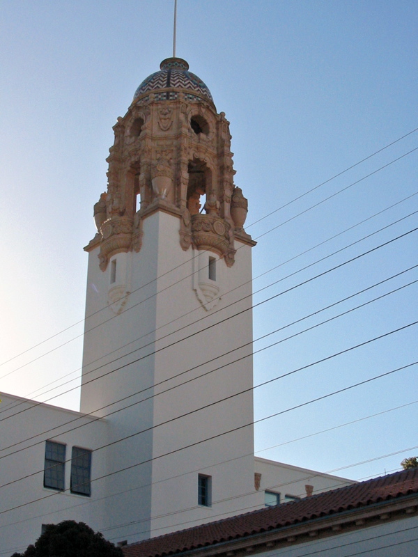 Construite en 1924-1925, le style architechtural de Mission High School est nomm&eacute; "Mission Revival"