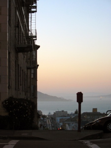 Le soleil se couche sur Fisherman's Wharf (de Mason St.)