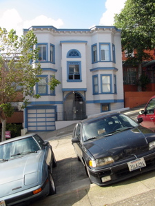 Pente prononc&eacute;e et jolie maison sur Filbert St.