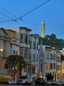 Tour Coit au loin