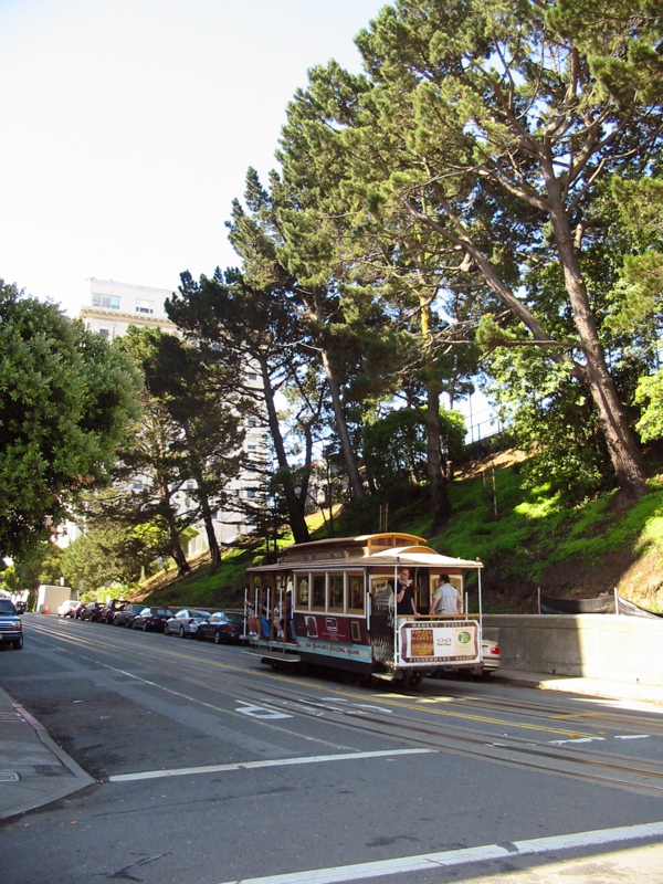 Arriv&eacute;e &agrave; Lombard St., mon cable car continue