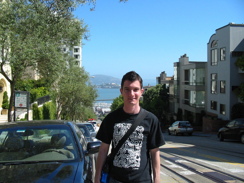 Moi sur Hyde St. pr&egrave;s de Lombard St.