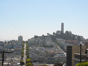 Coit Tower vue de Lombard St.