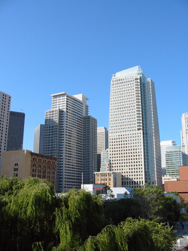 Vue du Yerba Buena Gardens, le St. Regis (hotel et condos) s'impose de ses 42 &eacute;tages (2005)