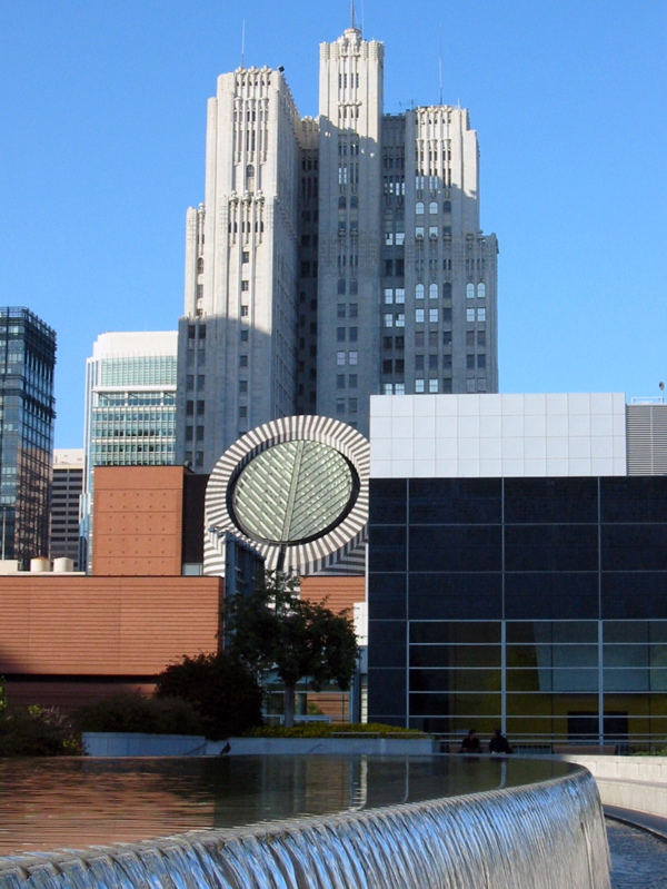 Bassin du Yerba Buena Gardens avec en arri&egrave;re plan le San Francisco Museum of Modern Art (SFMoMA) et Pacific Telephone and Telegraph Building (1924)