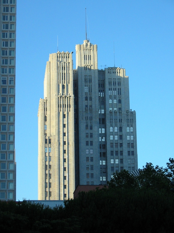 Pacific Telephone and Telegraph Building (1924) vu du Yerba Buena Gardens