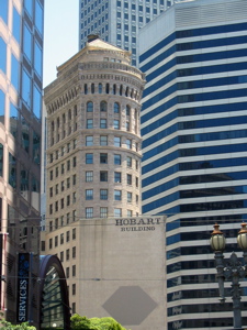 Hobart Building de Willis Polk (1914), un architecte ayant grandement contribu&eacute; &agrave; la reconstruction de San Francisco apr&egrave;s le tremblement de terre de 1906 (582-592 Market St. / Montgomery St.)