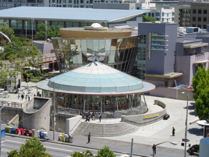 Carousel du Yerba Buena Gardens, en biais avec le Moscone Center