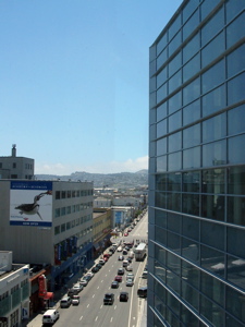 Vue de l'int&eacute;rieur du Moscone Center, Howard St. en direction ouest