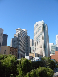 Vue du Yerba Buena Gardens, le St. Regis (hotel et condos) s'impose de ses 42 &eacute;tages (2005)
