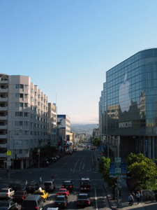 Howard St. et le Moscone Center vus du pont pi&eacute;tonnier du Yerba Buena Gardens