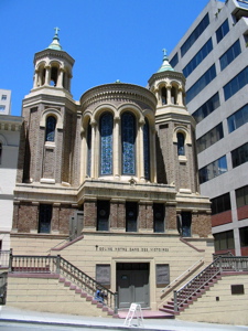 &Eacute;glise Notre Dame des Victoires (1913) sur Bush St. dans le "French Quarter" de San Francisco