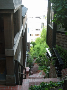 Les escaliers se tordent, mais sont toujours aussi bien d&eacute;cor&eacute;s