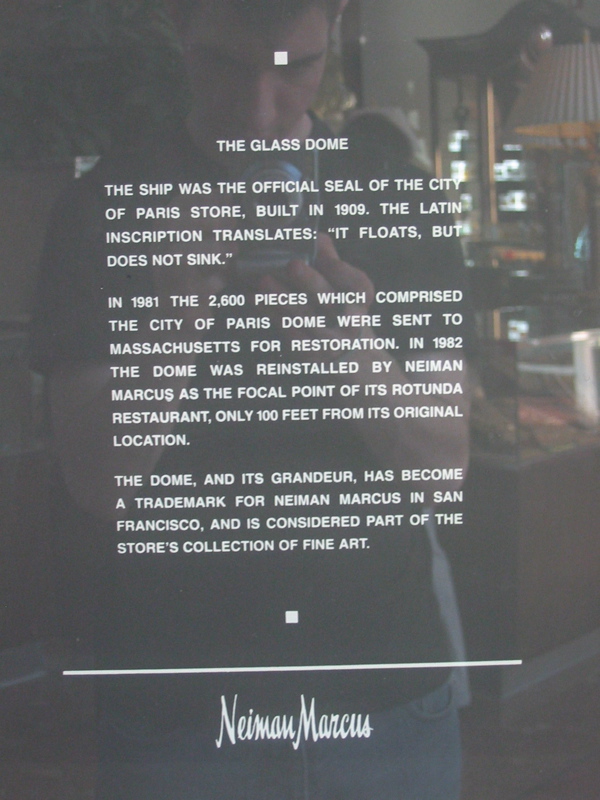 Plaque informative sur l'histoire de la verri&egrave;re du Neiman Marcus