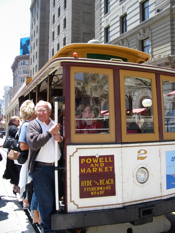 Des gens montent dans le cable car de Powell et Market