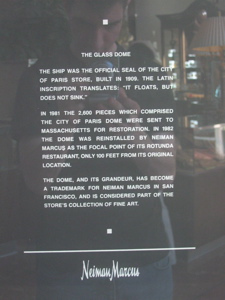 Plaque informative sur l'histoire de la verri&egrave;re du Neiman Marcus
