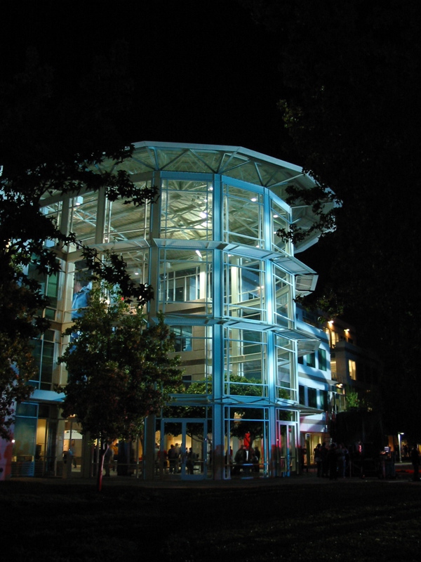 &Eacute;difice principal du 1 Infinite Loop vu sous un autre angle