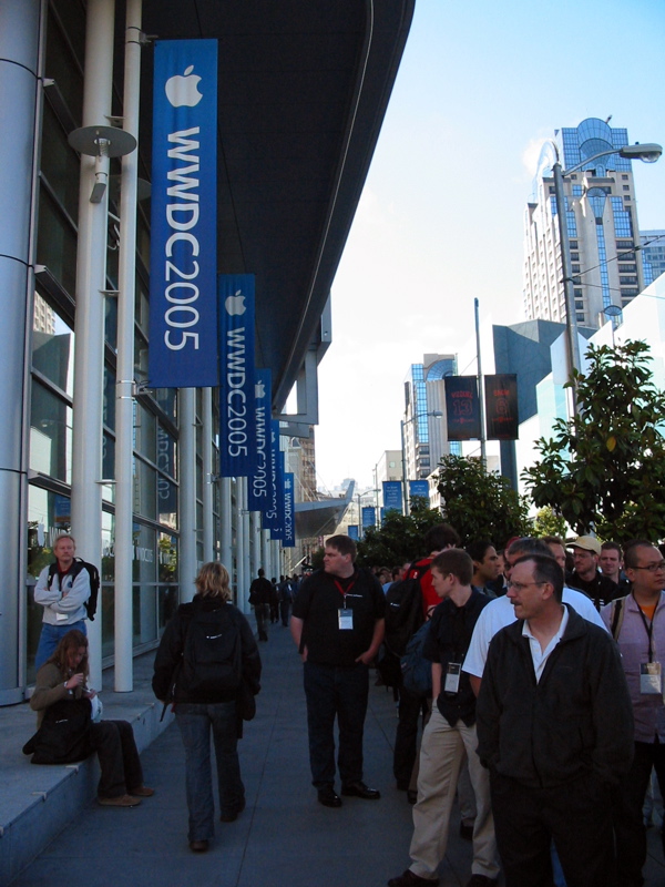 Foule attendant les autobus pour le voyage vers le campus d'Apple