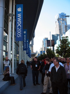 Foule attendant les autobus pour le voyage vers le campus d'Apple