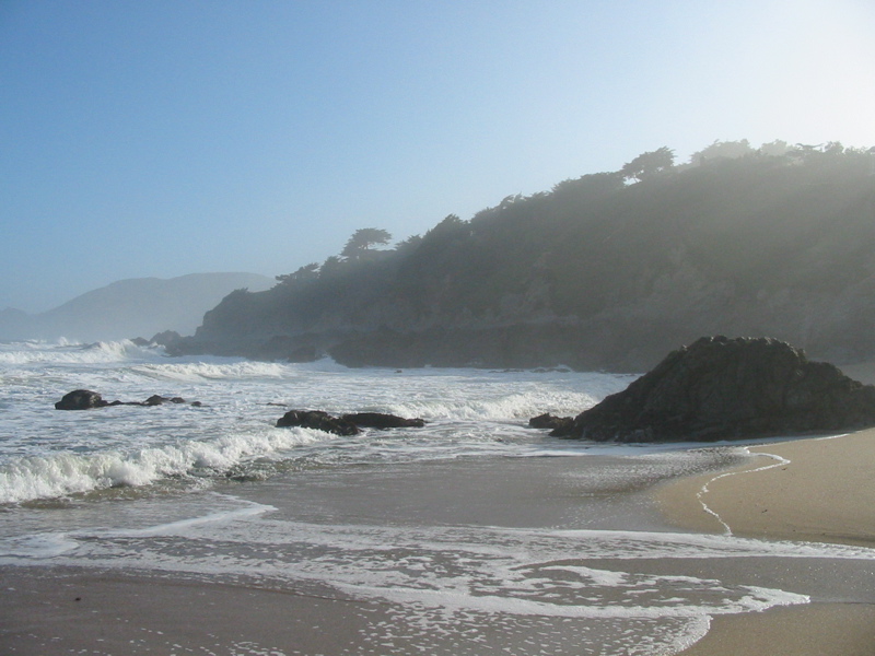 Les rayons du soleil levant transpercent le brouillard