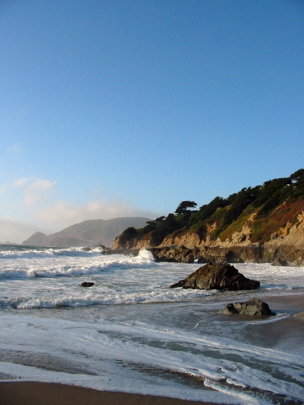 Les vagues puissantes se fracassent sur les rochers