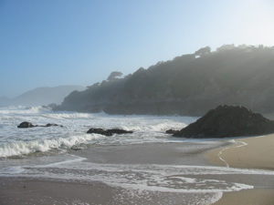 Les rayons du soleil levant transpercent le brouillard