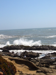 Les vagues montent tr&egrave;s haut lorsqu'elles se fracassent sur les roches