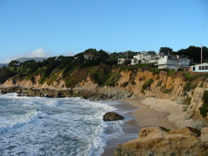 Petite plage et quelques maisons du avoisinantes