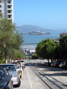 Pente de Hyde St. pr&egrave;s de Lombard St. avec Fisherman's Wharf et Alcatraz au bout