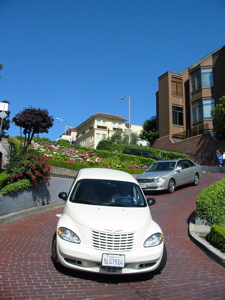 Voitures descendant Lombard St.