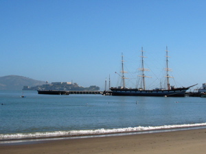 Bateau sur le quai de Hyde Street et Alcatraz
