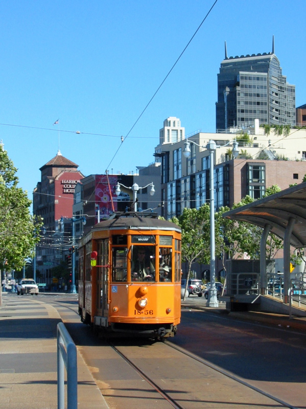 Ligne de streetcar longeant l'Embarcadero vers Fisherman Wharf