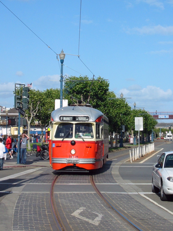 Streetcar longeant l'Embarcadero vers Fisherman's Wharf
