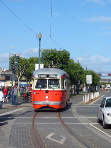 Streetcar longeant l'Embarcadero vers Fisherman's Wharf