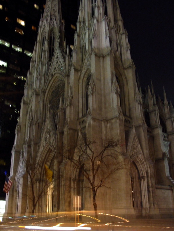Cath&eacute;drale St-Patrick dans un jeu de lumi&egrave;re (1851-79 - N&eacute;o-gothique)