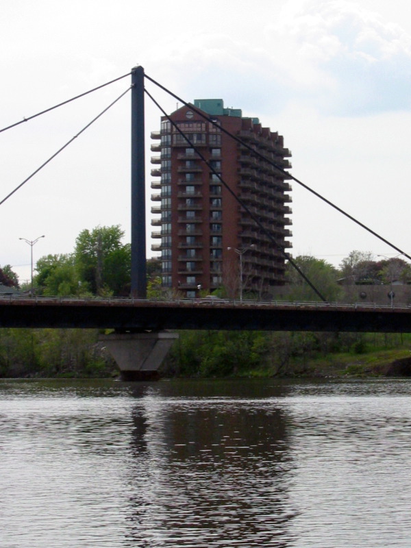 Pont Papineau-Leblanc et &eacute;difice &agrave; logements.