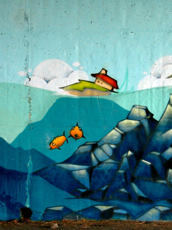 Graffitis sous le pont. Paysage marin.