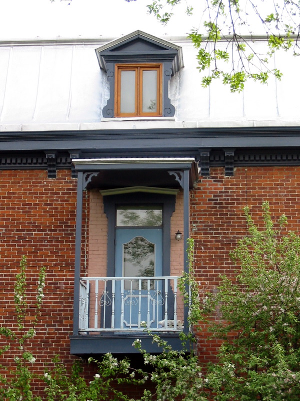 Petit balcon d'une autre jolie maison.