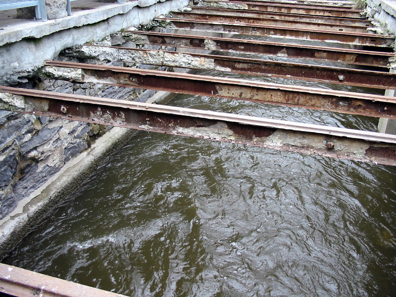 Structures de m&eacute;tal.