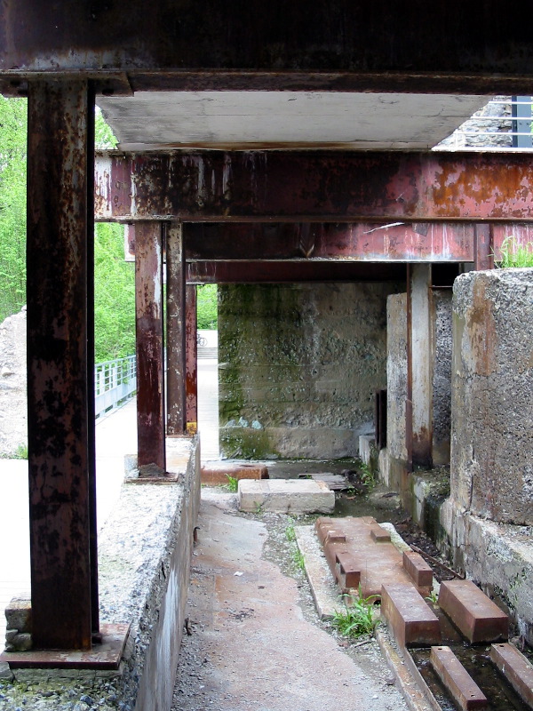 Anciennes structures de m&eacute;tal et de pierre.