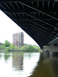 Sous le pont.