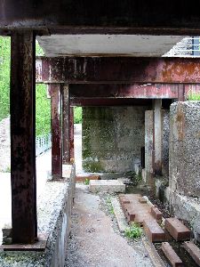 Anciennes structures de métal et de pierre.